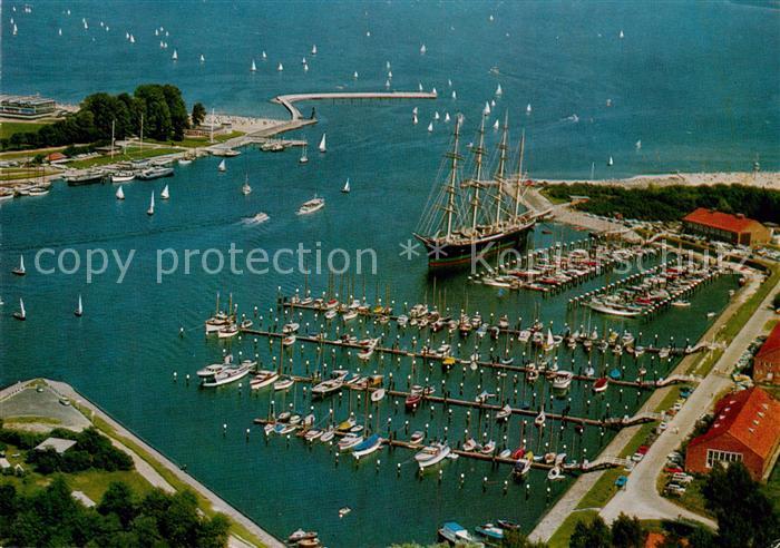 Travemuende Ostseebad Hafenpartie Fliegeraufnahme