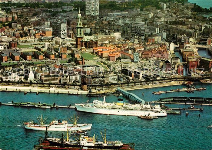 Hamburg Hafen und St Michaeliskirche Fliegeraufnahme