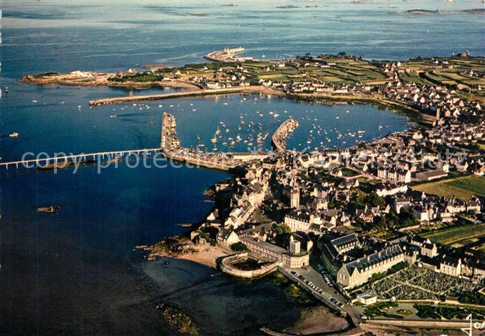 Roscoff Vue generale aerienne sur le port et l’Institut Marin