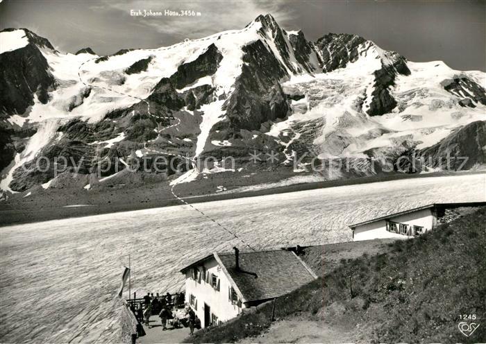 Hofmannshuette mit Aufstiegsroute zum Grossglockner Hohe Tauern
