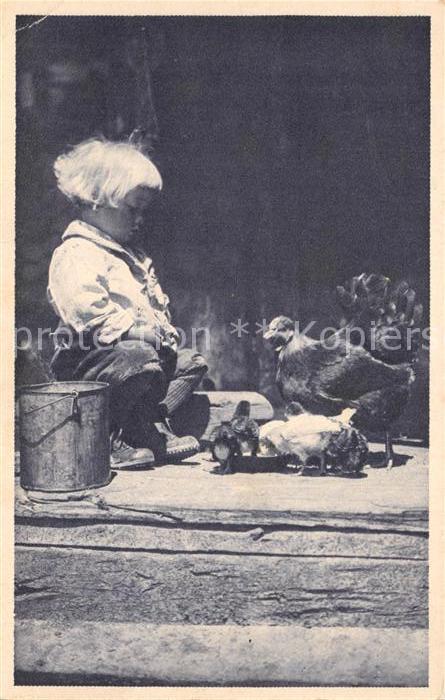 Kinder Child Enfants Huhn Kueken Muttersorgen
