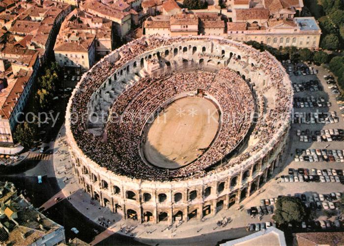 Nimes Les arenes Vue aerienne