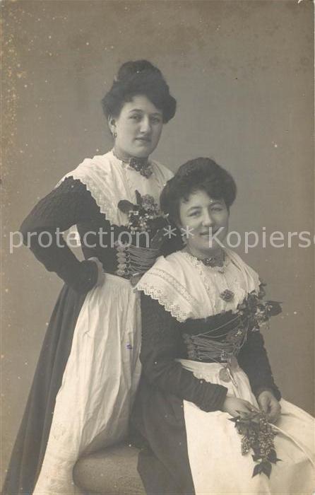 Tegernsee Frauen mit Dirndl Braeustuebl