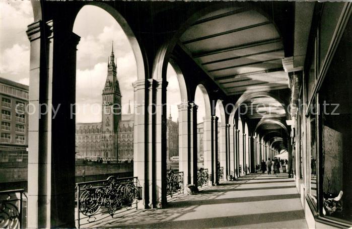 Hamburg Alsterarkaden mit Rathausblick