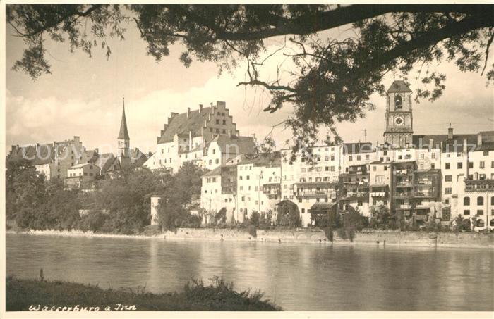 Wasserburg Inn Uferpartie am Fluss mit Blick zur Stadt