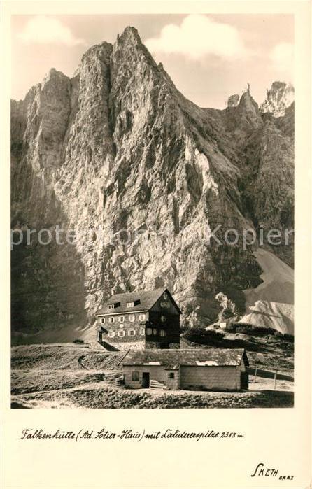 Falkenhuette Berghuette mit Lalidererspitze Karwendel