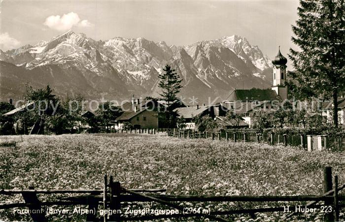 Farchant Ortsmotiv mit Kirche gegen Zugspitzgruppe Wettersteingebirge