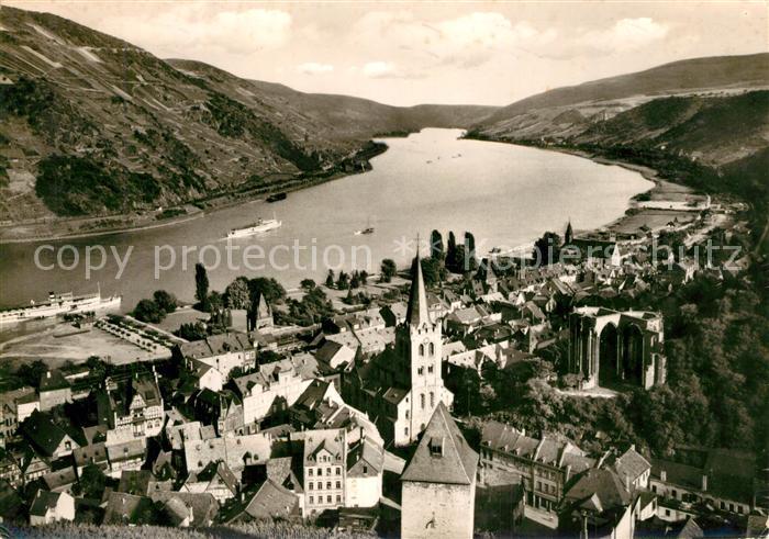 Bacharach Rhein Stadtpanorama mit Blick ueber den Rhein Weinberge