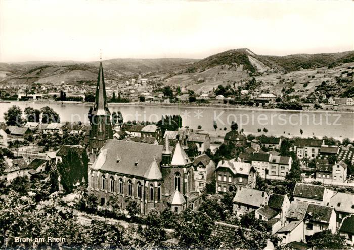 Brohl-Luetzing Stadtpanorama mit Kirche Blick ueber den Rhein