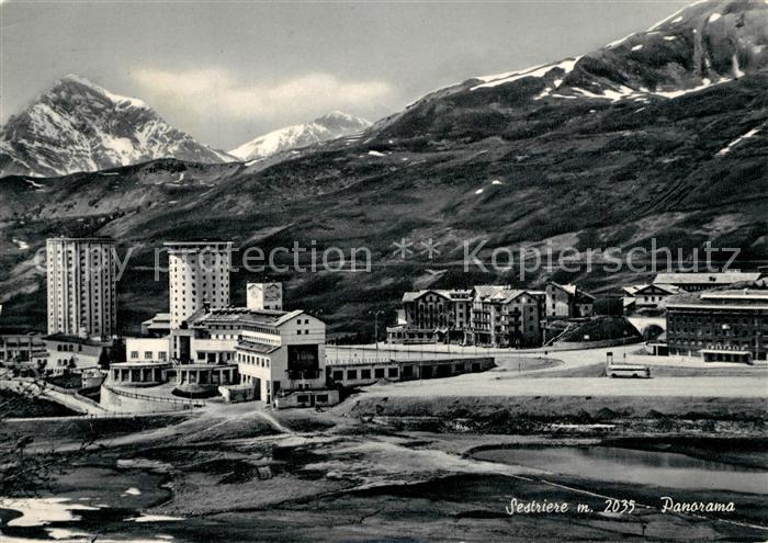 Sestriere Panorama Wintersportplatz Italienische Alpen Hochhaeuser