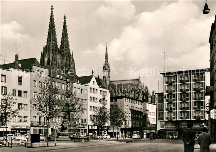 Koeln Rhein Alter Markt Denkmal van Werth Domtuerme