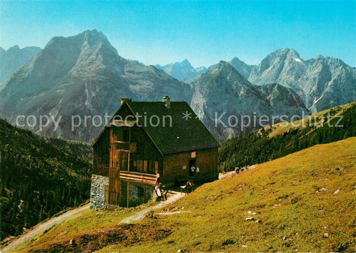Pertisau Achensee Plumsjochhuette gegen Gamsjoch und Falkengruppe Karwendelgebir