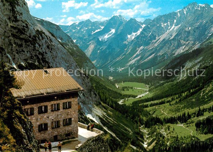 Karwendelhaus Berghuette Landschaft Talblick Alpenpanorama