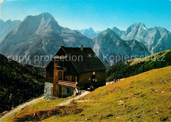 Pertisau Achensee Plumsjochhuette gegen Gamsjoch und Falkengruppe Karwendelgebir