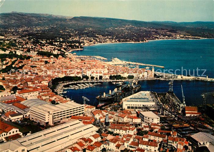 La Ciotat Le port les chantiers dans le fond la p