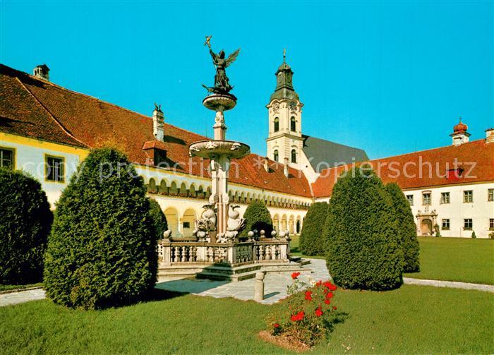 Reichersberg Inn Augustiner Chorherrenstift mit Michaelbrunnen