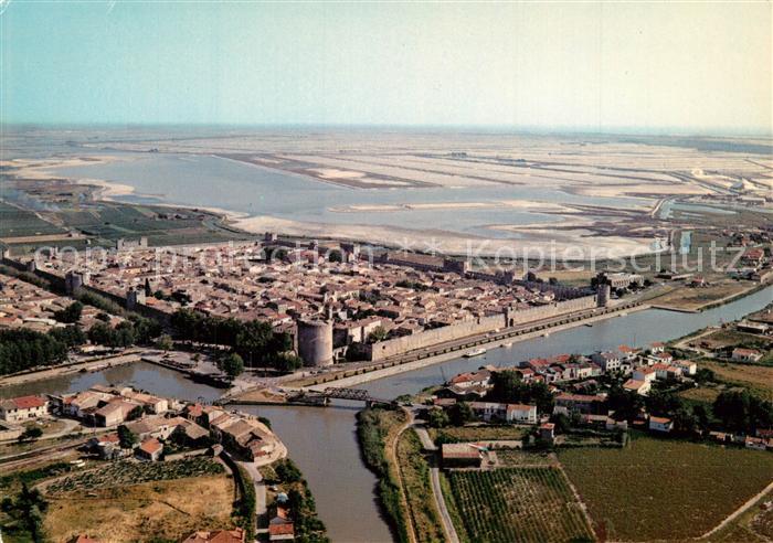 Aigues-Mortes Gard Vue aérienne sur la Cité de Saint Louis dans le fond les Mara