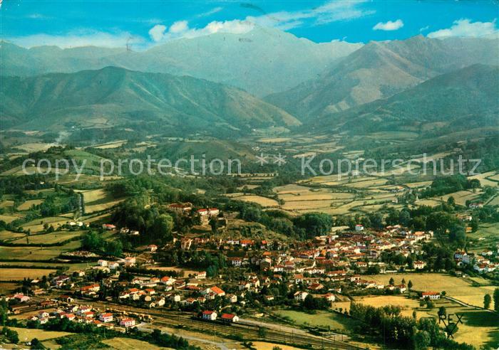Saint-Jean-Pied-de-Port et les Pyrénées vue aérienne