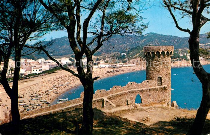 Tossa de Mar Una de las torres y la playa