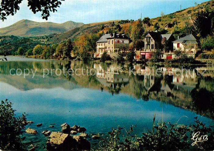 Lac Chambon Hotels et Villas le long du rivagee Chaines des Monts Dore Sancy