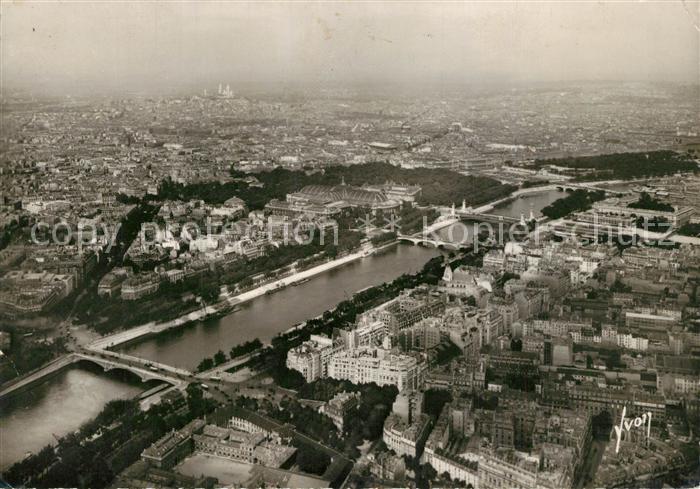 Paris Vue panoramique prise de la Tour Eiffel sur la Seine et la butte Montmartr