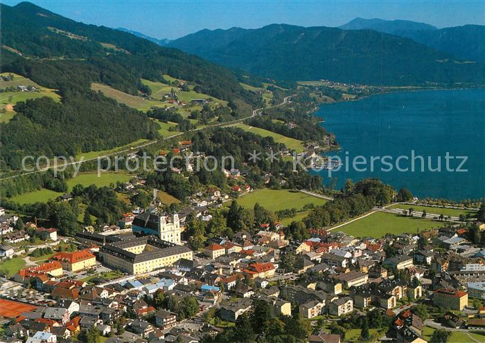 Mondsee Salzkammergut Fliegeraufnahme mit Pfarrkirche und Schloss