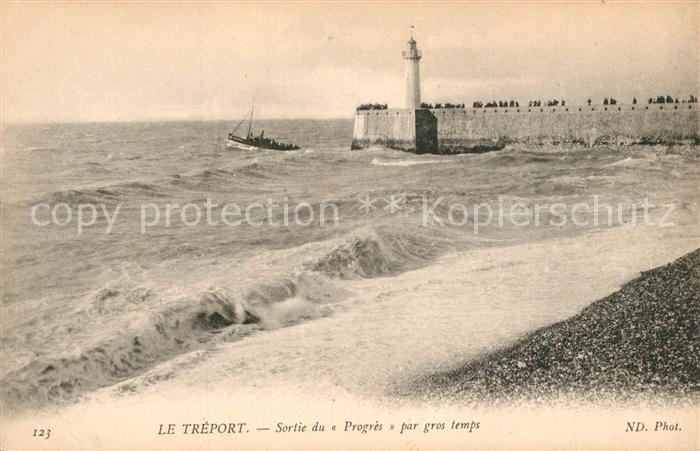 Le Treport Sortie du Progrès par gros temps Phare
