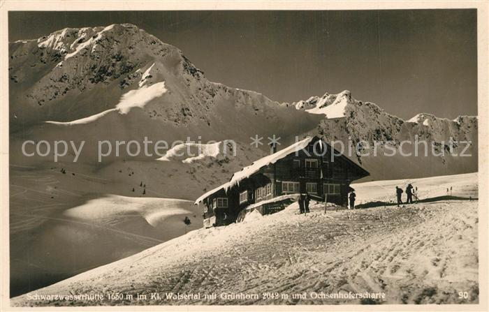 Schwarzwasserhuette mit Gruenhorn und Ochsenhoferscharte Winter im Gebirge
