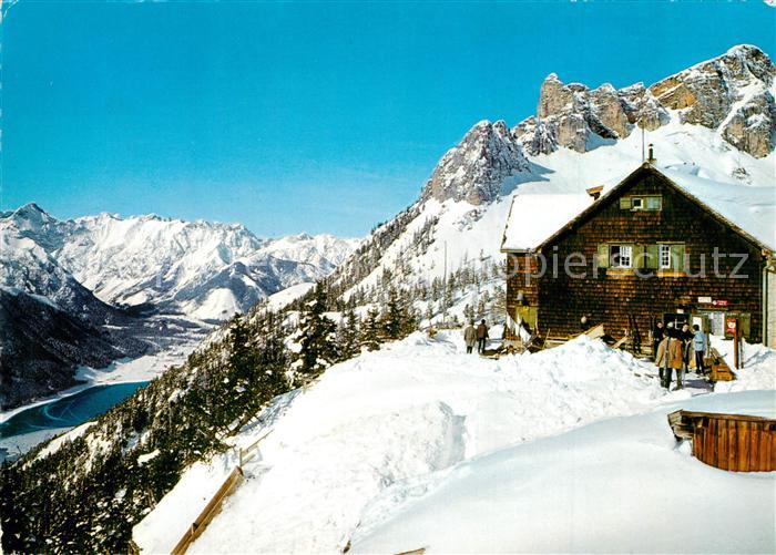 Achensee Wintersportgebiet Rofan Erfurterhuette gegen Achensee und Karwendel Alp