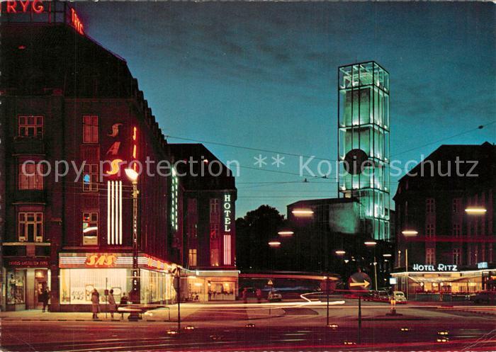 Aarhus Platz am Hauptbahnhof Rathaus Nachtaufnahme