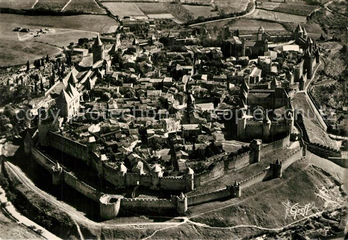 Carcassonne Vue aerienne Ensemble de la Cite et des remparts en double enceinte