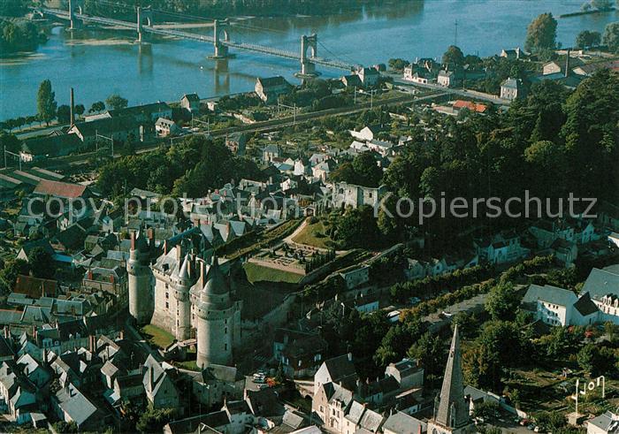 Langeais Chateau dans la ville et le pont sur la Loire vue aérienne
