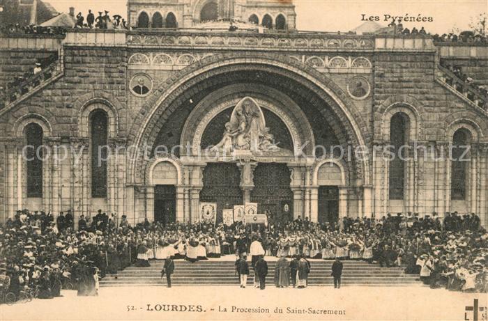 Lourdes Hautes Pyrenees La Procession du Saint Sacrement