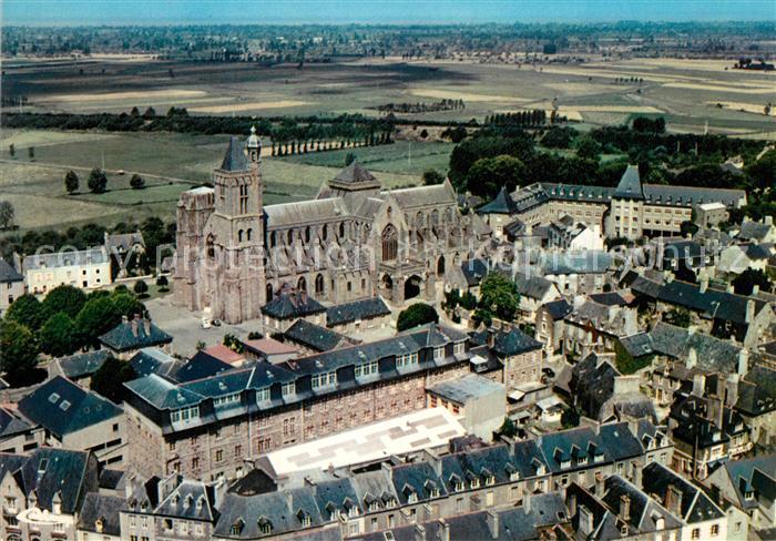 Dol-de-Bretagne Cathedrale et le centre de la ville vue aérienne