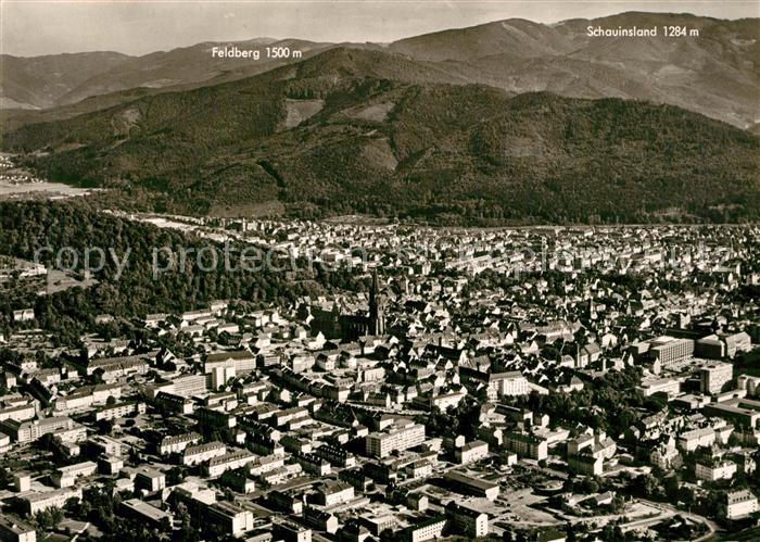 Freiburg Breisgau mit Blick zum Feldberg Schauinsland Schwarzwald Fliegeraufnahm