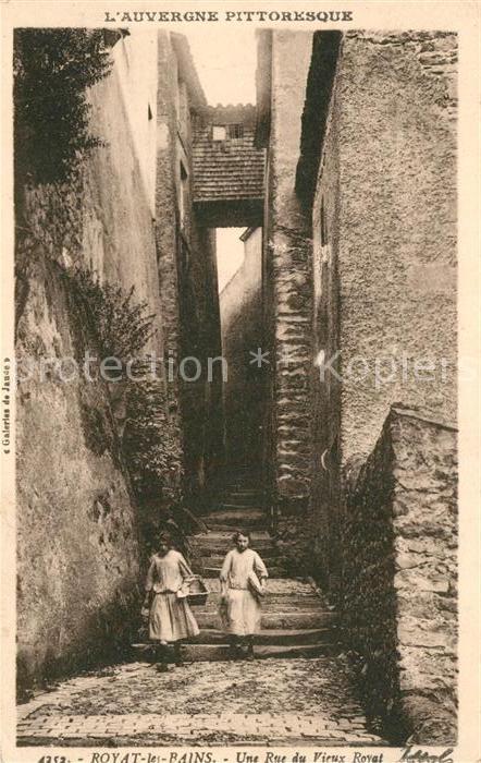 Royat les Bains Une rue du vieux Royat