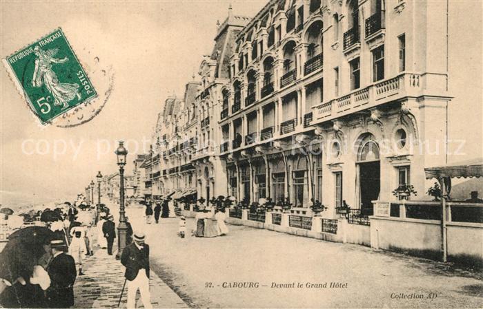 Cabourg Promenade devant le Grand Hotel