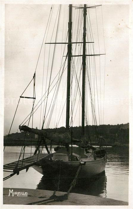 Cassis Au Port un yacht au repos