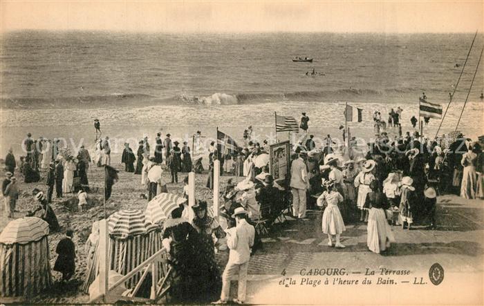 Cabourg La Terrasse et Plage a l_Heure du Bain