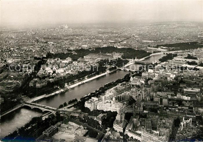 Paris Vue prise de la Tour Eiffel sur la Seine et la butte Montmartre