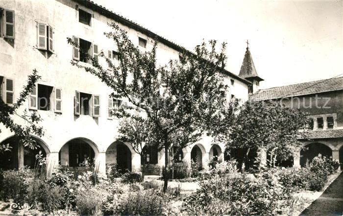 Sennece-les-Macon Le Couvent Cloître et cour intérieur