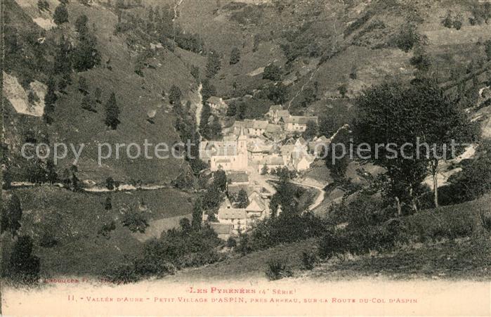 Aspin-Aure Vue panoramique du petit village sur la Route du Col d Aspin