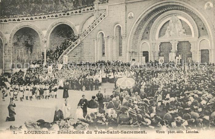 Lourdes Hautes Pyrenees Bénédiction du Très Saint Sacrement