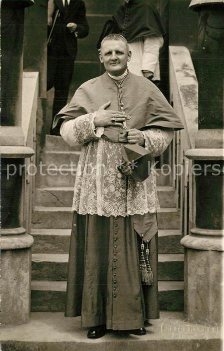 Lourdes Hautes Pyrenees Priester