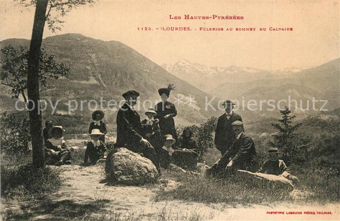 Lourdes Hautes Pyrenees Pèlerine au Sommet du Calvaire