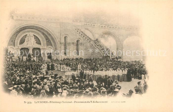 Lourdes Hautes Pyrenees Pèlerinage national Procession du Saint Sacrement