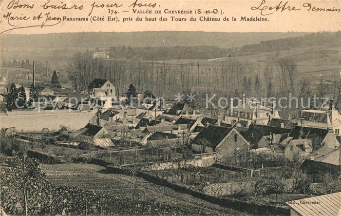 Chevreuse Vallee vue pris du haut des Tours du Chateau de la Madeleine
