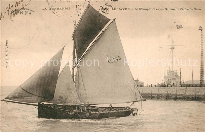 Le Havre Le Semaphore et un Bateau de Peche de Caen