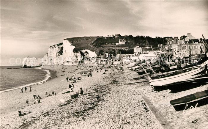 Etretat Plage et Bateaux de Pecheurs