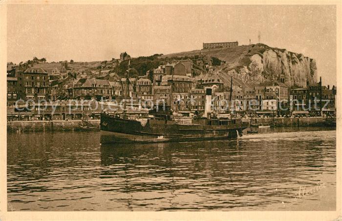 Le Treport Un vapeur dans le port